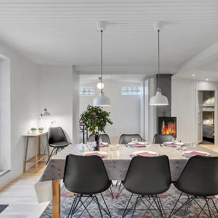 5 Bedroom Beautiful In Holiday home